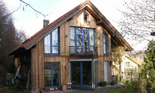 Holzhaus mit Holzschalung